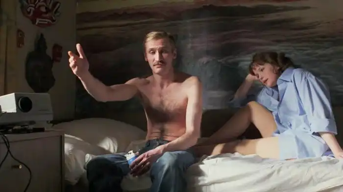 Странный интерьер квартиры в фильме «Экипаж»: чем главный герой удивлял своих женщин