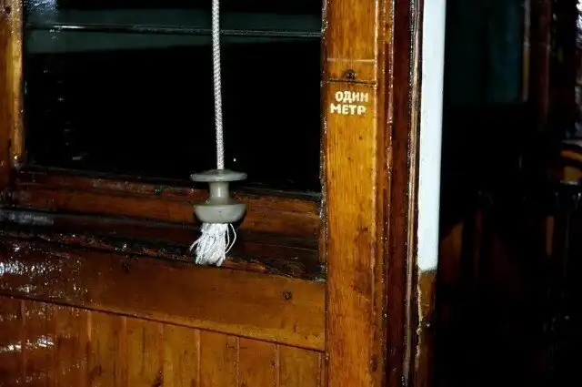 Откуда выражение "Метр с кепкой"?