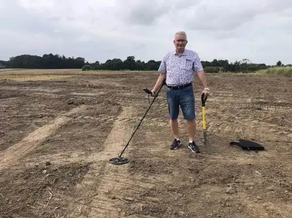 Новичкам везет: мужчина из Дании впервые отправился искать сокровища и нашел золото викингов
