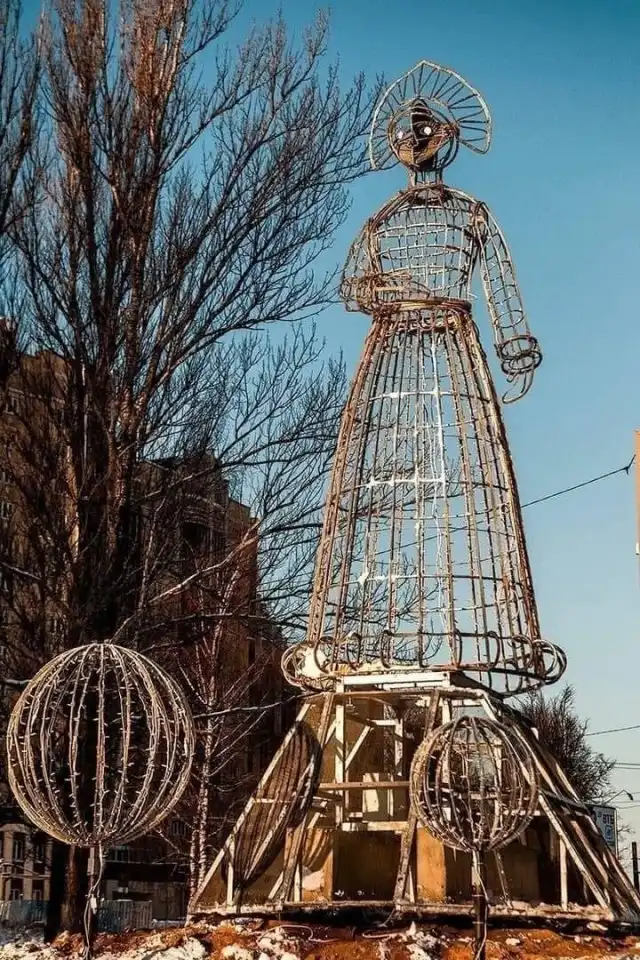 Жителей Костромы пугает ужасающая Снегурочка, а в администрации советуют просто не смотреть на нее