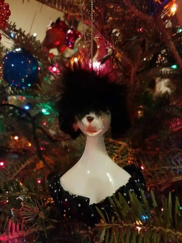 Мама и дочь обмениваются самыми абсурдными игрушками на елку