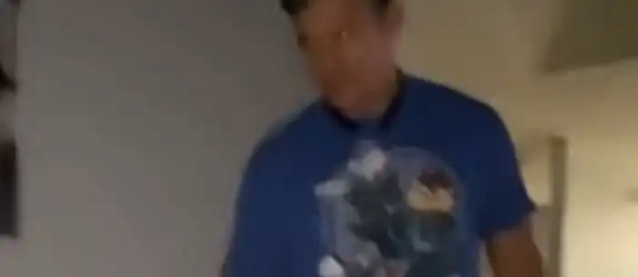 Слепой мужчина играет с собакой