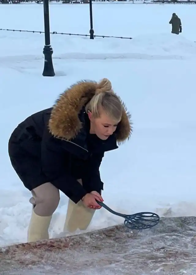 Выбивающая из ковра пыль Ксения Собчак стала мемом