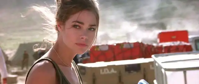 Как сейчас выглядит Дениз Ричардс, девушка Бонда из "И целого мира мало"