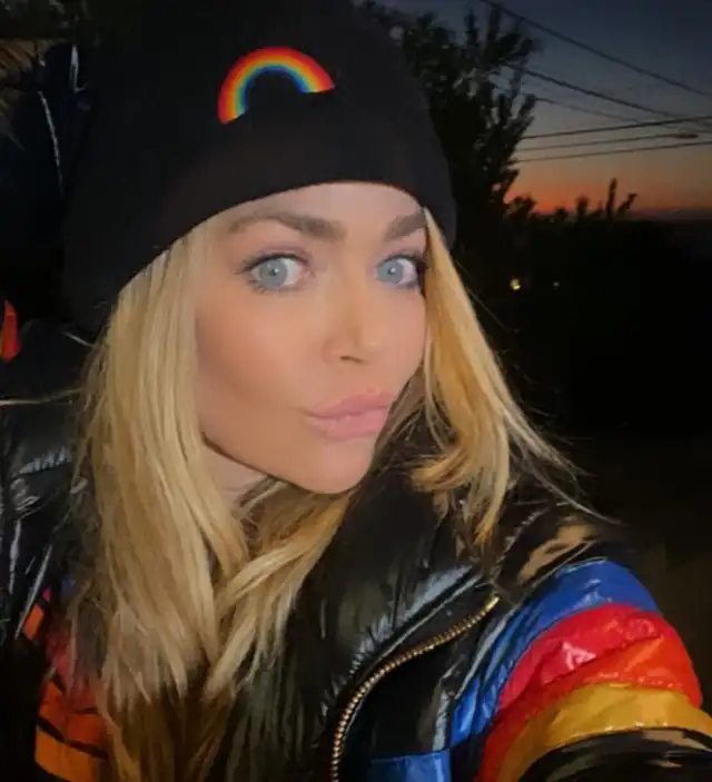 Как сейчас выглядит Дениз Ричардс, девушка Бонда из "И целого мира мало"