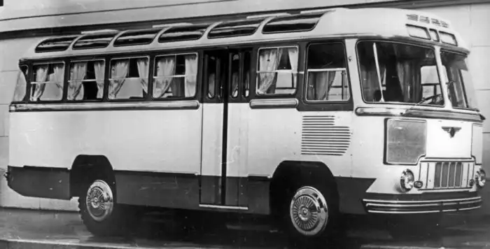 Зачем советскому ПАЗику окна на крыше, если другие автобусы обходились без них