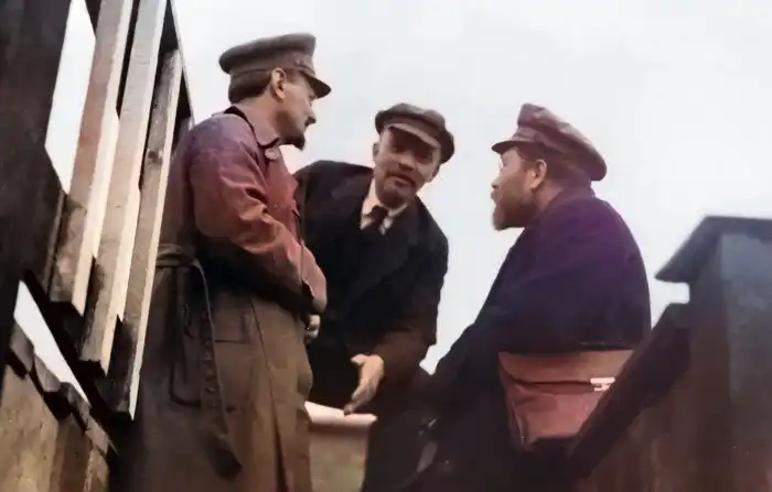 Зачем Сталин преследовал Троцкого и организовал на него покушение?