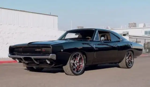 Монстр из прошлого: Dodge Charger 1968 года с современным мотором и классической внешностью