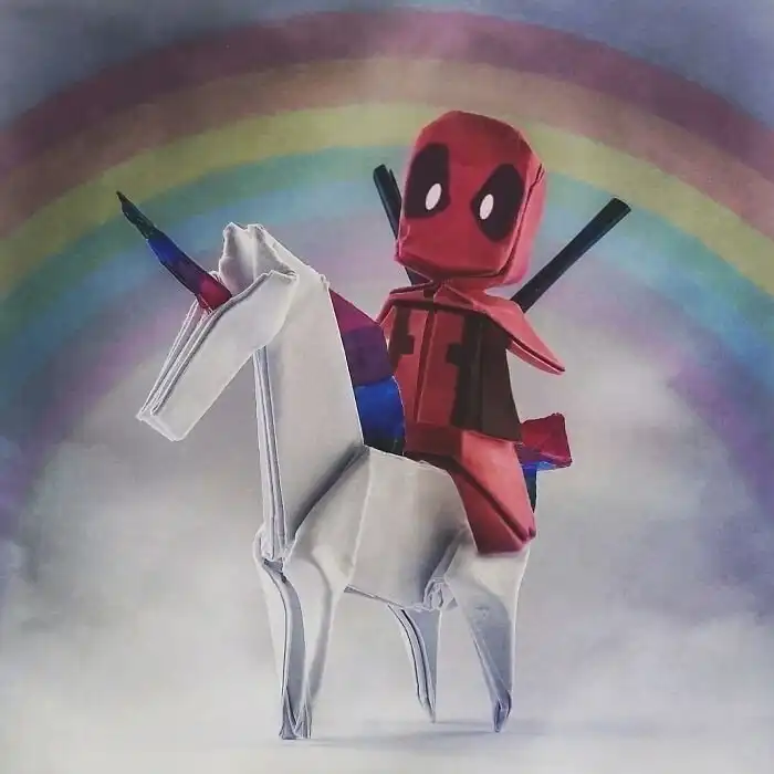 Девушка делает оригами в виде популярных персонажей