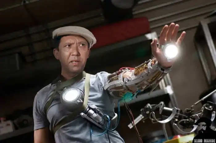 Киновселенная с героями зарубежных и отечественных фильмов: 15 работ от мастера коллажей