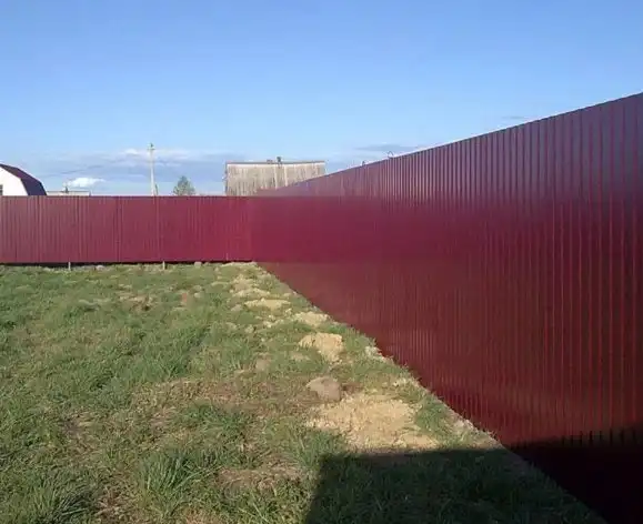 Почему некоторые люди ставят заборы лицевой стороной к соседям.