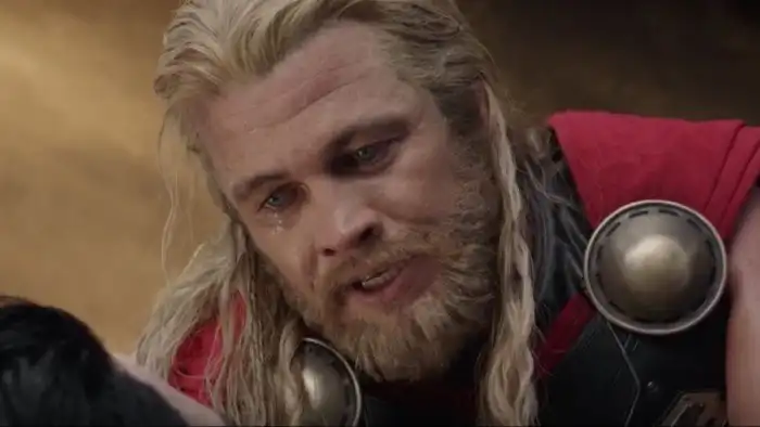 Незаметная подмена: братья и сёстры известных актёров, заменившие их в кадре