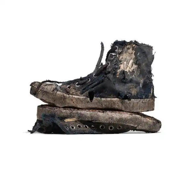 Balenciaga продает "рваные кроссовки" за 1850 долларов