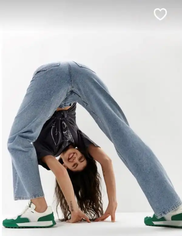 Забавный тред в Твиттере о странных позах моделей, которые демонстрируют одежду