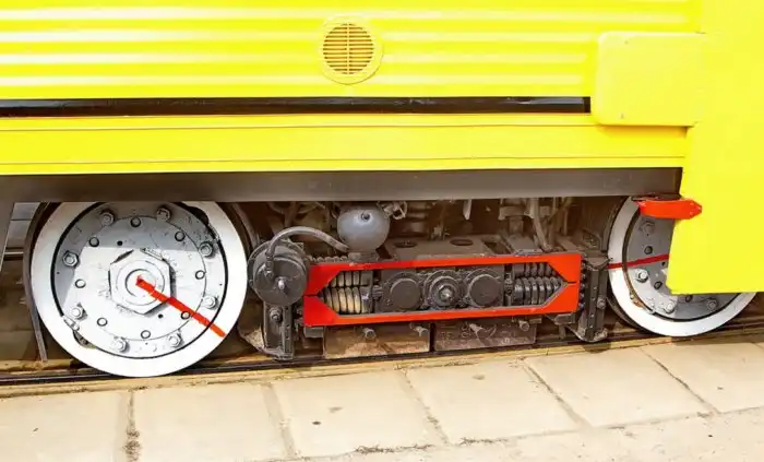 Зачем на трамвайных колёсах нужны красные полоски