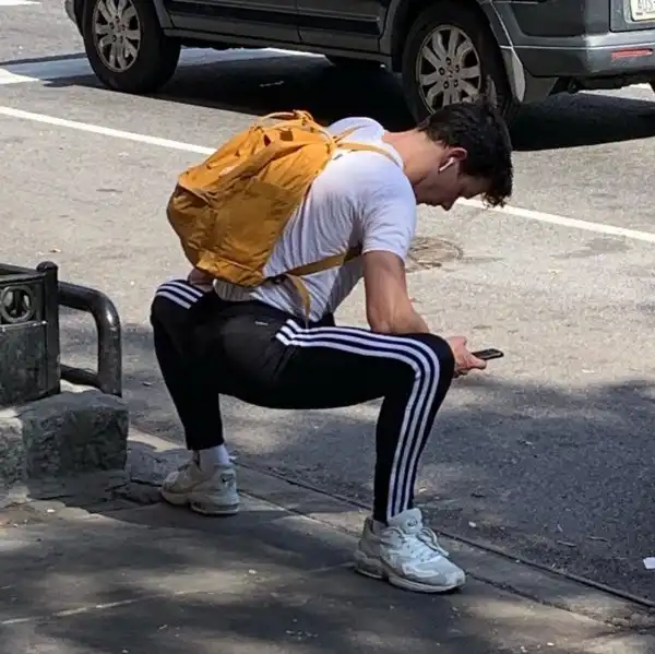 Люди в абсурдных позах, которым все равно на мнение окружающих