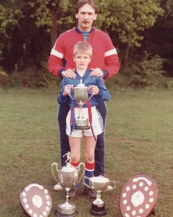 Знаменитости и их дети поделились в соцсетях фотографиями в честь Дня отца