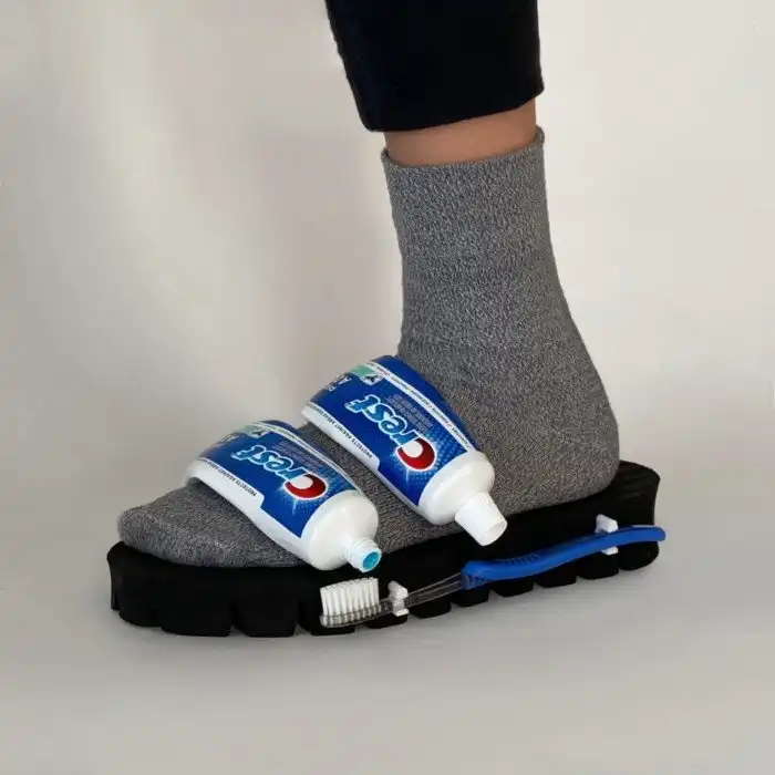 Девушка создаёт предметы гардероба из неожиданных вещей