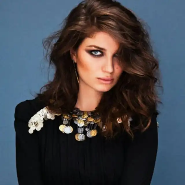 Ив Хьюсон - дочь певца Боно, которая не стала слушать папу и стала актрисой