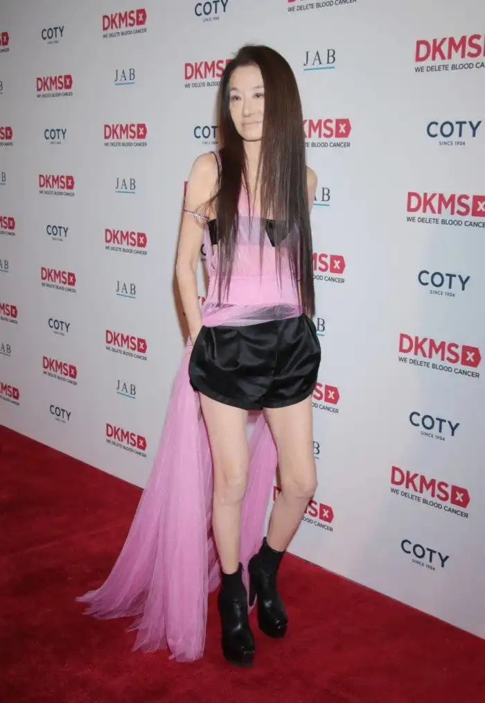 "Ведьма, не иначе!": 73-летняя Вера Вонг забыла постареть