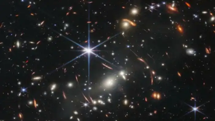 Почему на фото телескопа Уэбба некоторые галактики такие кривые и похожи на червяков