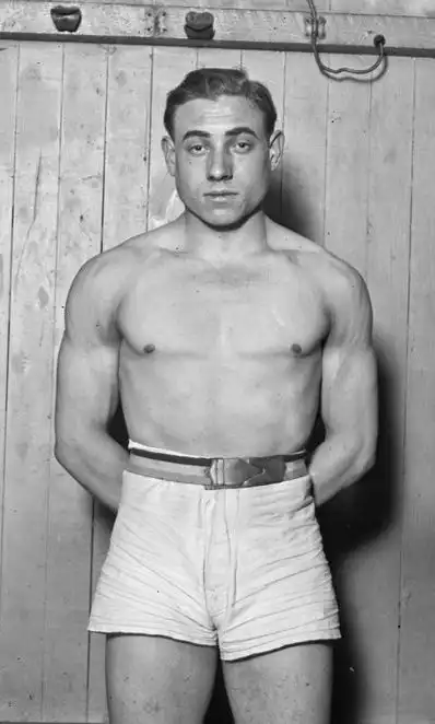 Силач разогнул прутья и сбежал из нацистской тюрьмы. Удивительная история Шарля Жана Риголо