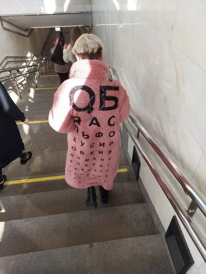 Неожиданные встречи: девчонки в метро