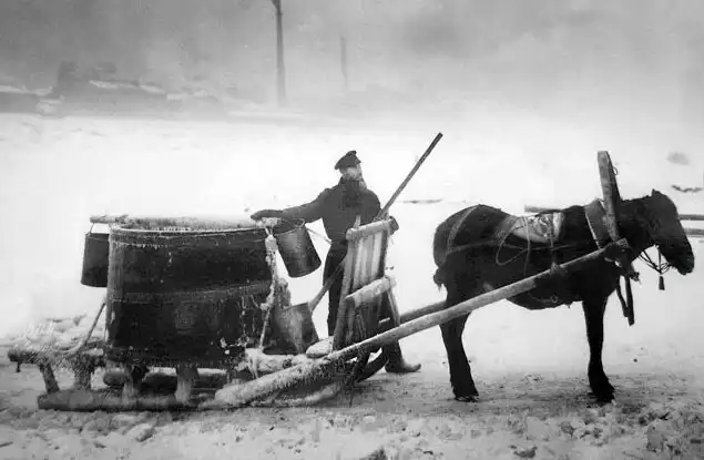 Почему воду возят на обиженных?