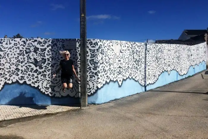 Художница рисует кружева в разных местах по всему миру