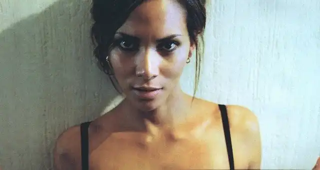 Холли Берри отмечает 56-летие! Редкие и красивые фотографии девушки Бонда