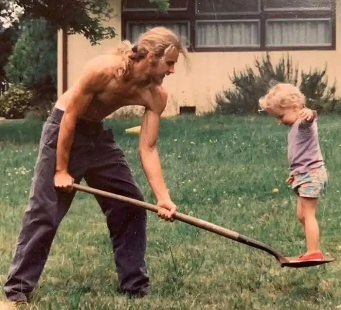 Пользователи сети поделились самыми крутыми ретро-снимками своих родителей