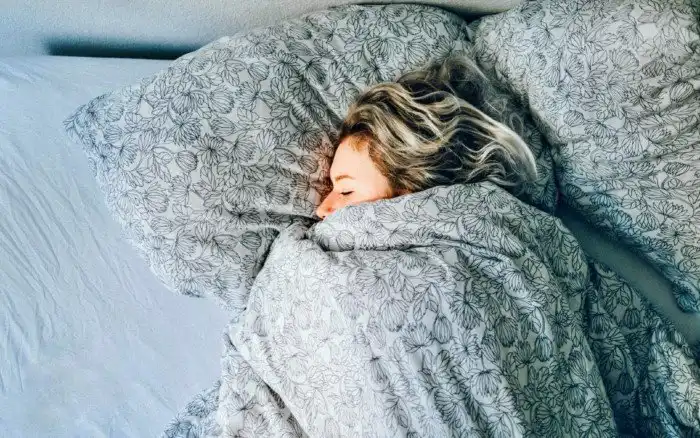 Что лучше – спать одному или с партнером?