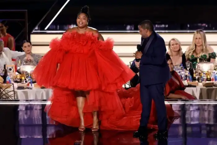 19 эффектных нарядов с церемонии премии «Эмми-2022»