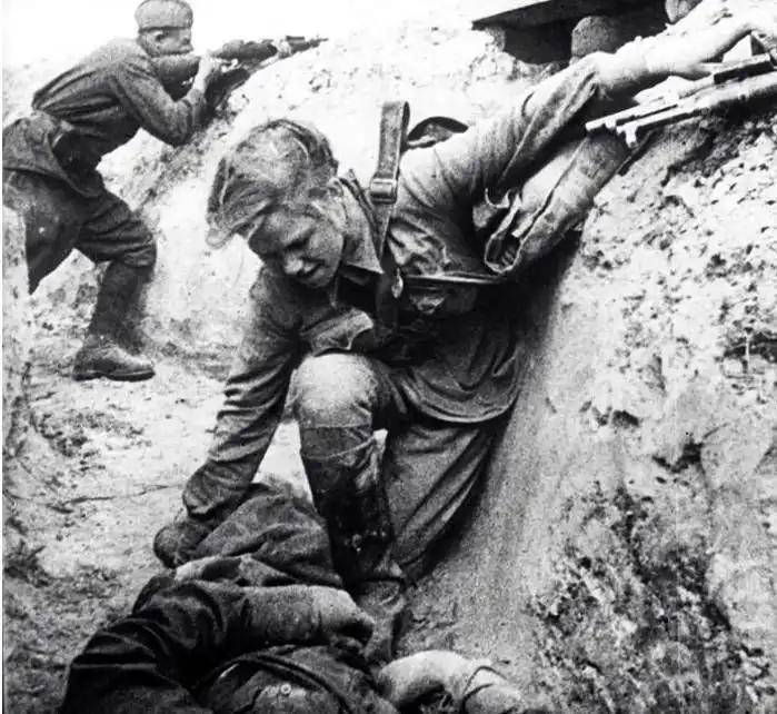 Как советские солдаты поступали с медсёстрами: со своими и с пленными немками