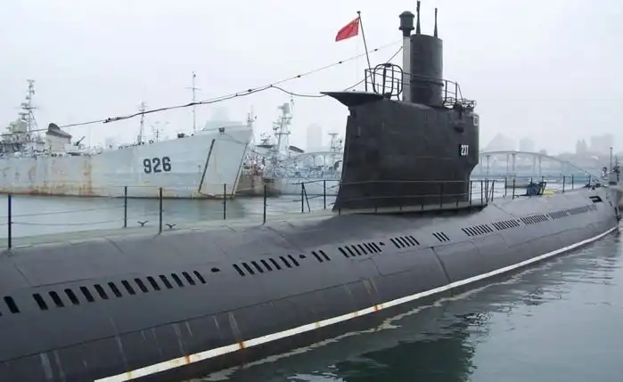 Для чего нужны прямоугольные отверстия, расположенные по всему корпусу подводной лодки?