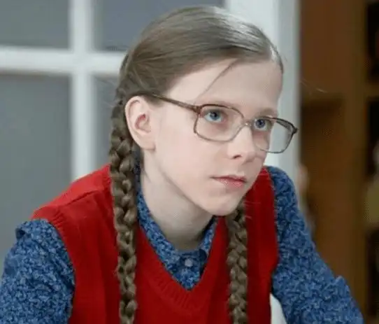 Одной дочери - образование, другой - квартиру. Младшая считает, что несправедливо