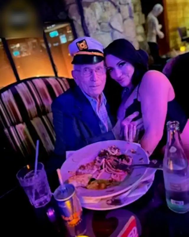 100-летний мужчина отпраздновал юбилей в стрип-клубе