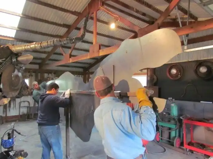 Скульптор превращает старые железки в произведения искусства