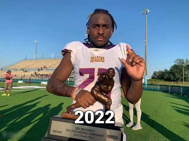 Иеремия Джонсон - 12-летний футболист из США, который выглядит на все 30