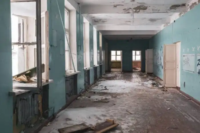 Как спустя годы выглядят заброшенные школы в России