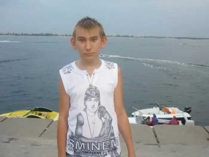 Как изменился ушастый парень в футболке Эминема, который стал мемом