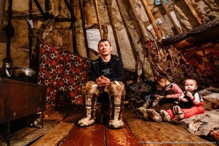 Как спят, едят и умываются в чуме у оленеводов, которые живут посреди тундры
