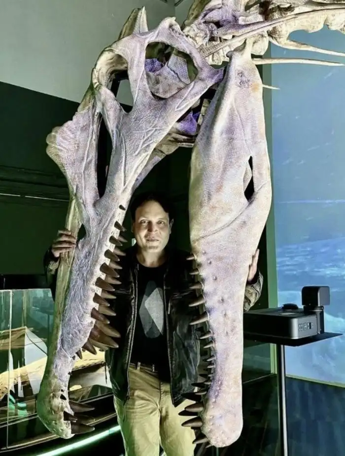 Гигантский хищник с огромным гребнем. 5 интересных фактов про спинозавра