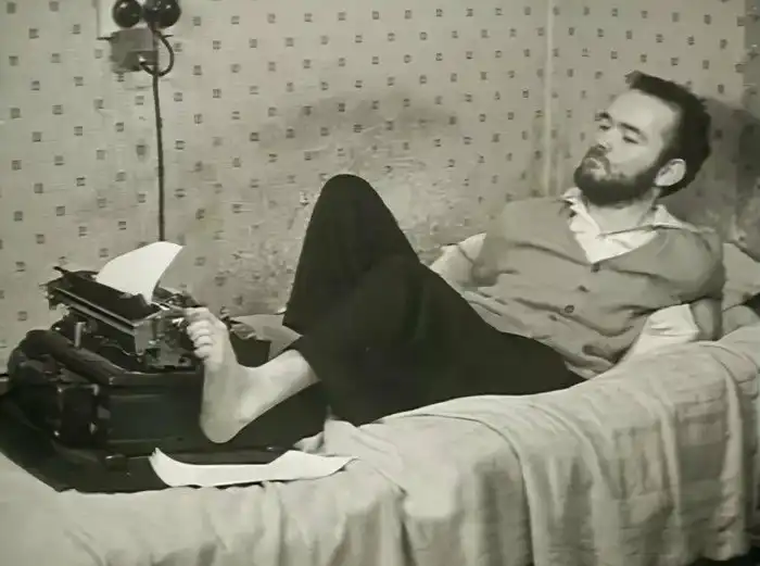 «Одной левой»: церебральный паралич не помешал ему стать известным художником и писателем