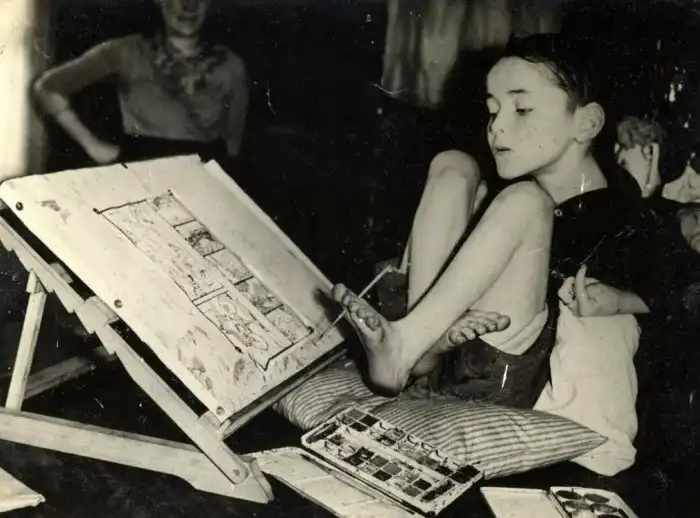 «Одной левой»: церебральный паралич не помешал ему стать известным художником и писателем