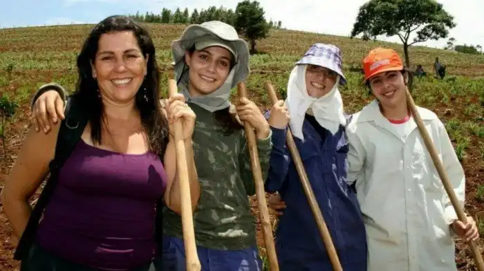 Страдают или счастливы? Как живут женщины в городе, где нет ни одного мужчины