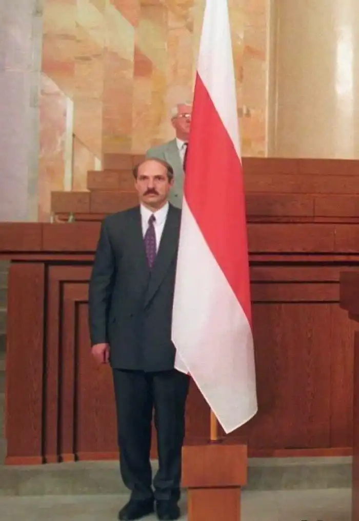 Бело-красно-белый флаг. Зачем белорусы заменили свой первый флаг в 1995 году