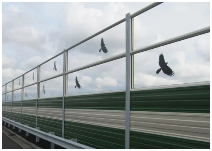 Зачем на стёклах клеят фигуры птиц