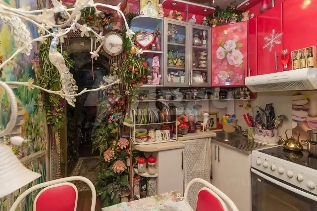 Квартира с очень странным и вычурным интерьером