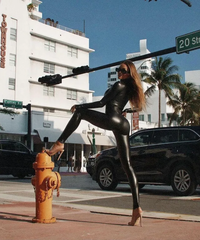 Подборка девушек в коже и латексе